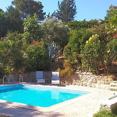 Le Clos Fleuri Bed & Breakfast 3*